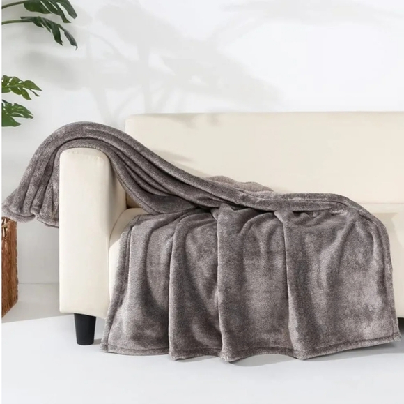 Berkshire Other - Berkshire Ecothread Plush Trow Blanket